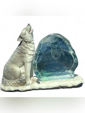 VINTAGE Howling Wolf Resin Figurine Decor Glass Etched Rock Art Figure, 4”